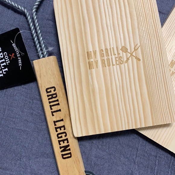 Set of 2 grill brushes and 2 grill scrapers. - Picture 2 of 8